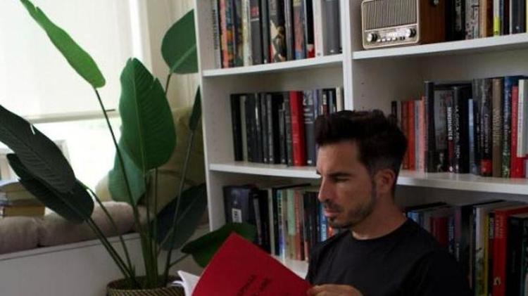 El malagueño Javier Castillo anuncia por sorpresa su novena novela, 'Espinas en el aire'