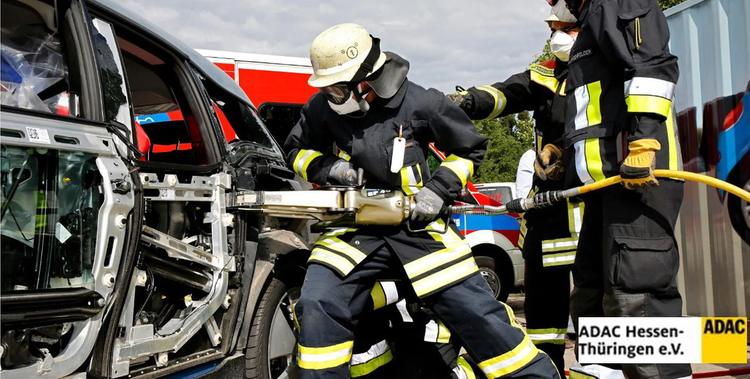  Feuerwehrleute im Einsatz bei einem Unfallauto Dank Rettungskarte weiß die Feuerwehr, wo sie ihre Werkzeuge ansetzen kann