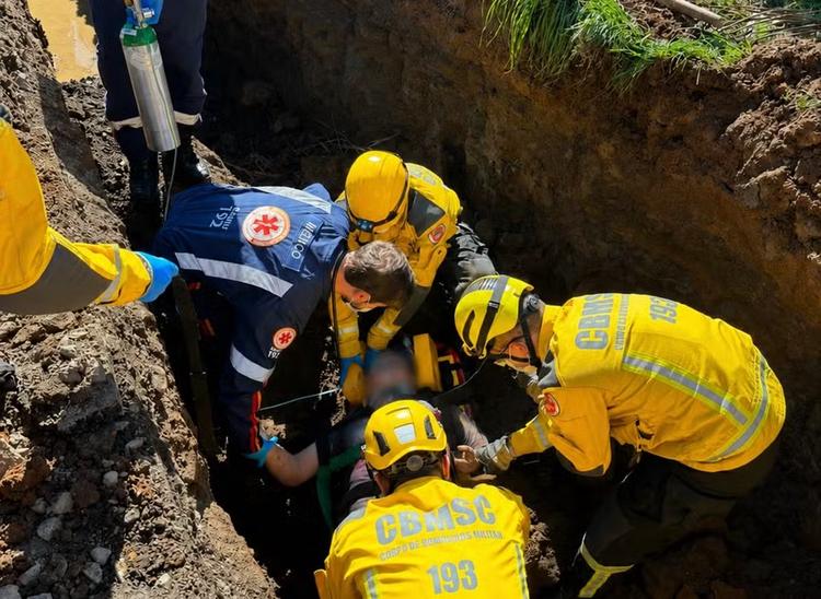 Trabalhador é soterrado em vala de 2 metros e colegas cavam por conta própria para salvá-lo em SC