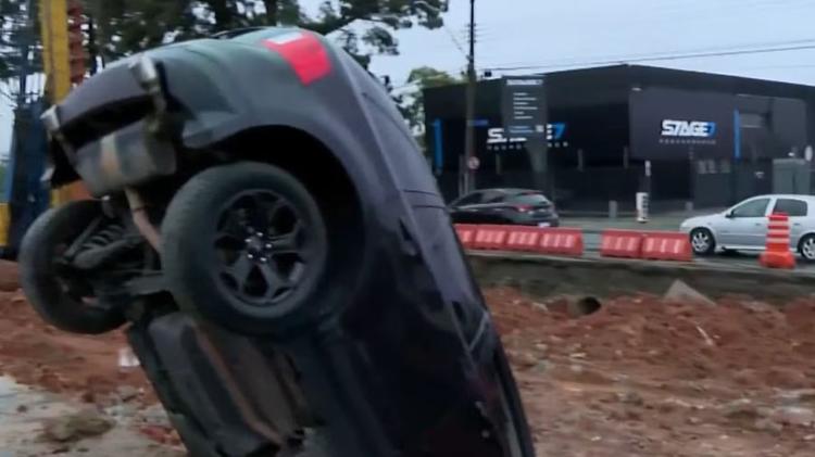 Vídeo: carro invade bloqueio, cai em escavação de obra em Curitiba e motorista não é encontrado