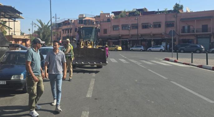 السلطة المحلية بالملحقة الإدارية الباهية تواصل حملات تحرير الملك العام وتحجز عربات ولوحات إشهارية