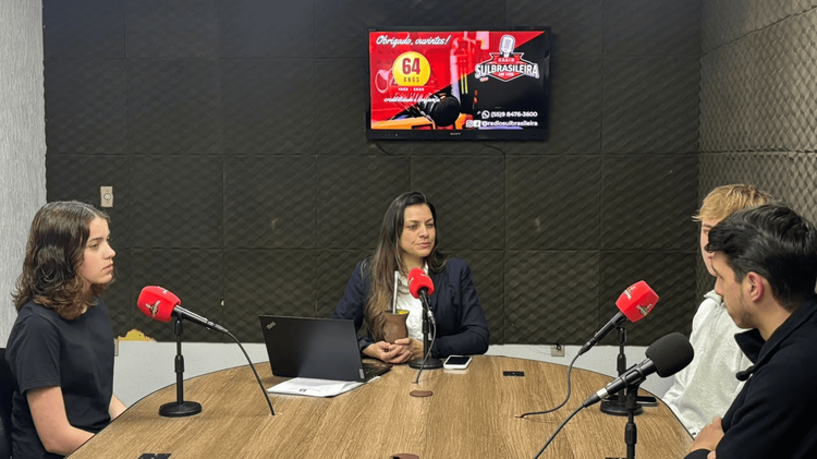 Jovens apresentam ações e projetos do Interact durante participação na Rádio SulBrasileira