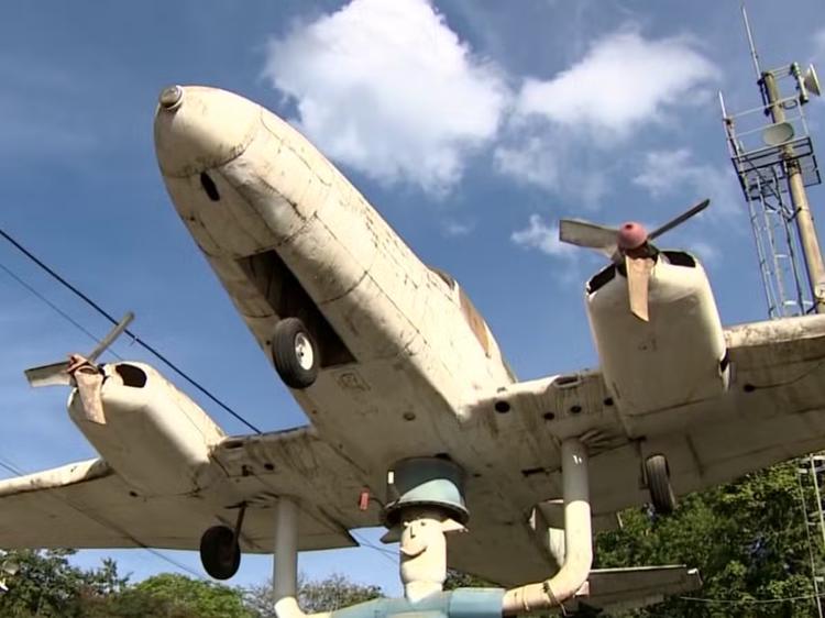 Ferro-velho vira museu de aviões a céu aberto com peças de até R$ 100 mil no interior de SP