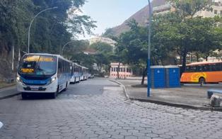 Prefeitura promete retirar vans irregulares do Cosme Velho e coibir extorsão de turistas no acesso ao Corcovado