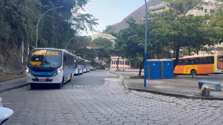 Prefeitura promete retirar vans irregulares do Cosme Velho e coibir extorsão de turistas no acesso ao Corcovado