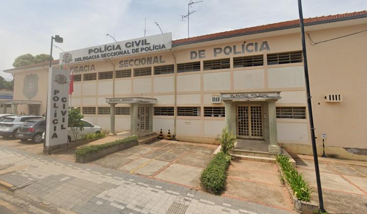 Mãe denuncia professora após negar quatro pedidos para ir ao banheiro e menina de 7 anos urinar na roupa em escola de Lins
