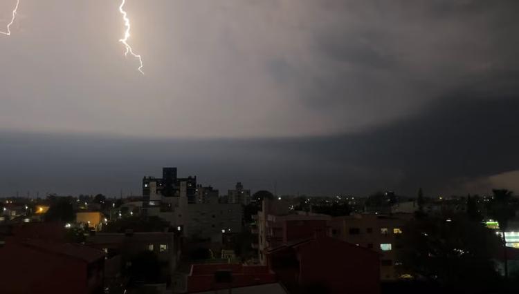 Granizo e chegada de temporal: Fronteira Oeste do RS tem primeiros registros de instabilidade neste sábado