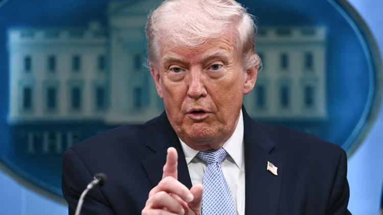 Trump diz que vai bloquear estreito de Hormuz e acusa Irã de 'extorsão global'