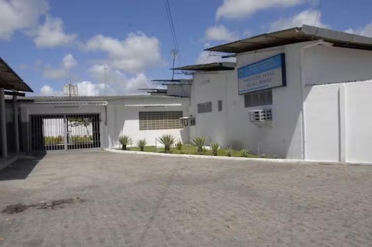 Operação busca impedir comunicação ilegal e retirar materiais proibidos de presídio, em João Pessoa
