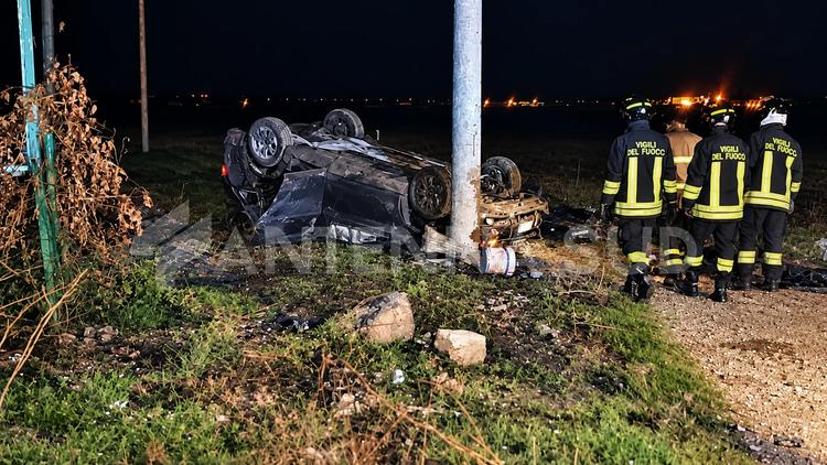 Taranto, auto si ribalta sulla SS7ter: due uomini feriti