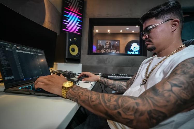 Quem é o DJ Japa NK, brasileiro autor de música que embalou post do craque espanhol Yamal