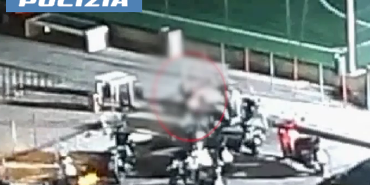 Far West a Catania, commando spara sulla folla: arrestato il killer. Indossava un giubbotto antiproiettile fatto di libri VIDEO