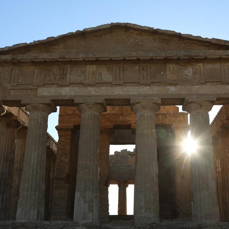 Ladri di rame colpiscono la Valle dei Templi, il monumento resta al buio