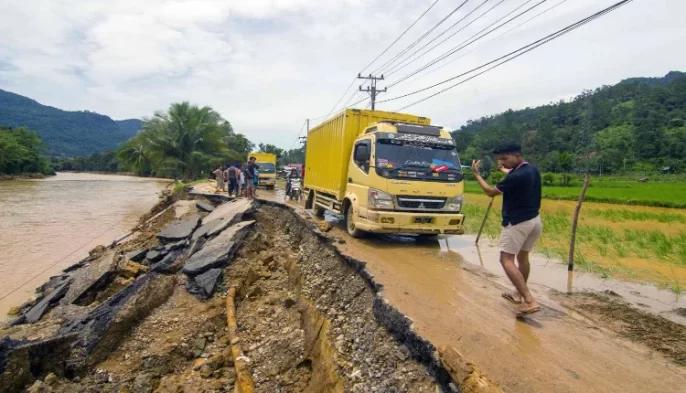 15 قتيلا في فيضانات اجتاحت سومطرة بإندونيسيا