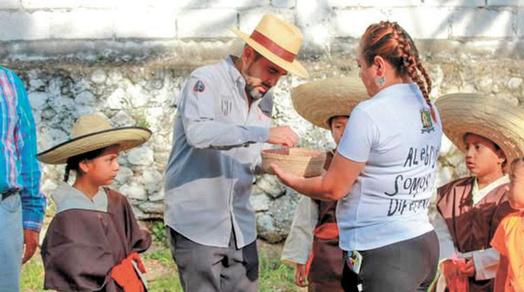 Eder Alonso fomenta el respeto a la tierra entre los estudiantes de la comunidad Alebrije