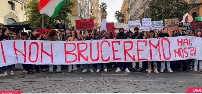 Carovita a Salerno, studenti e commercianti in piazza: “Non stiamo zitti”