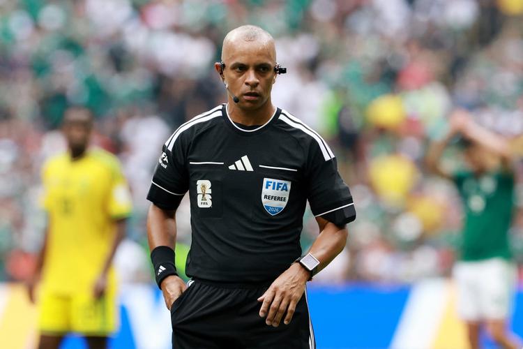 Tecla SAP em meme da Copa: o que juiz brasileiro disse em inglês e o que deveria ter falado para ser entendido?