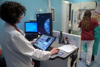 In Italia 950mila le donne col cancro al seno, Rete oncologica pazienti Italia: "Fare almeno 150 minuti di attività fisica a settimana"