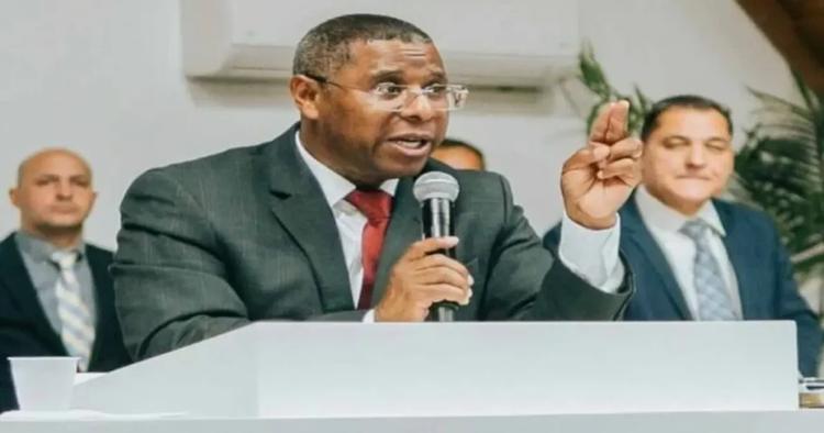Pastor critica el uso del celular en la iglesia: «Ya no es aceptable»