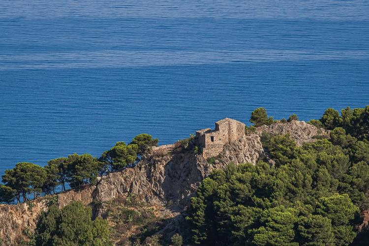 Ci sono luoghi che non si ammirano soltanto, si vivono. Cefalù è uno di questi. 💙 #visitcefalu