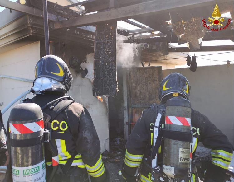 Palo del Colle, fiamme nel sottotetto di una palazzina: nessun ferito