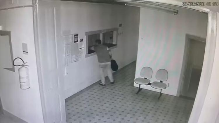 VÍDEO: Homem invade escola pública, come lanches de alunos e furta equipamentos em Porto Alegre