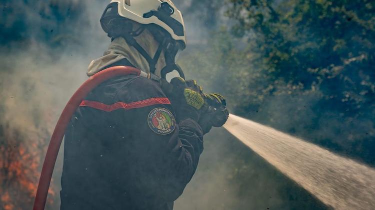 Var : le feu toujours "pas fixé", une cinquantaine de maisons endommagées