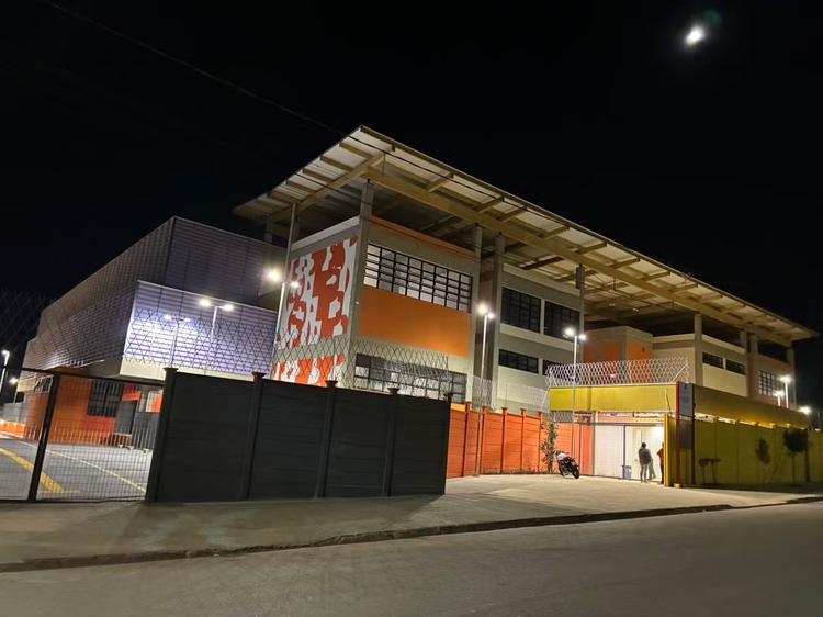 Quadrilha armada invade escola recém-inaugurada, faz dois reféns e rouba mais de R$ 400 mil em eletrônicos em Itapetininga