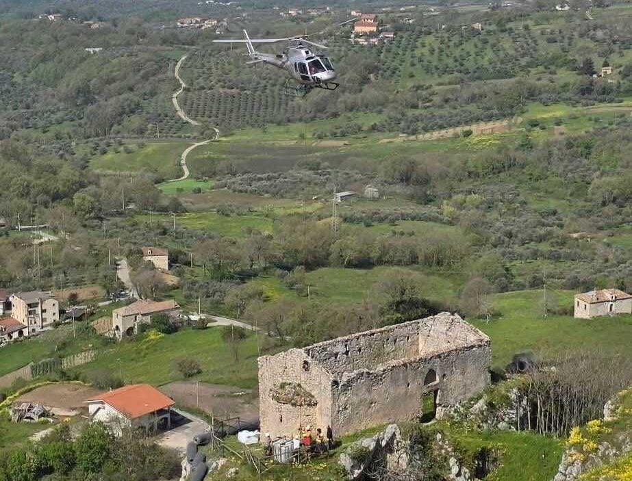 Caggiano, al via la messa in sicurezza di Santa Veneranda: elicotteri in azione per i ruderi secolari