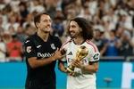 El Bernabéu vibra con Cucurella