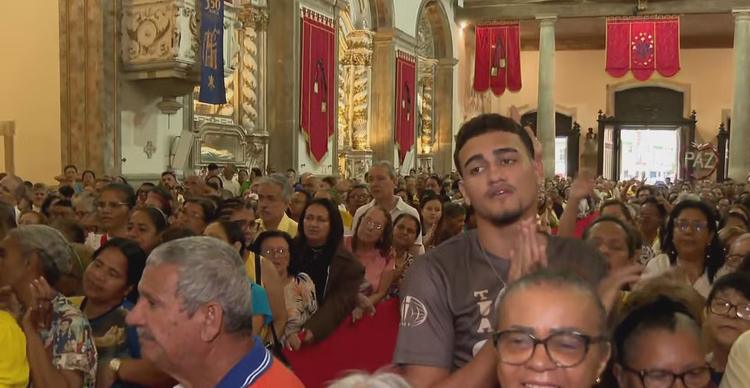 Dia de Nossa Senhora do Carmo: fiéis se emocionam ao homenagear padroeira do Recife; VÍDEO