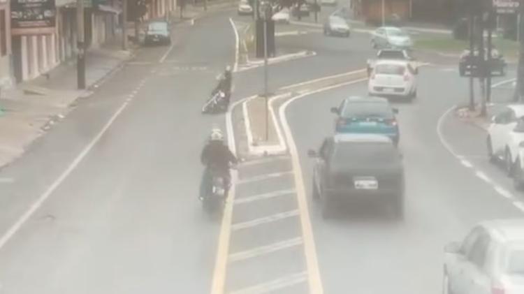 VÍDEO: Motociclista morre atingido por outro motociclista em Uberaba