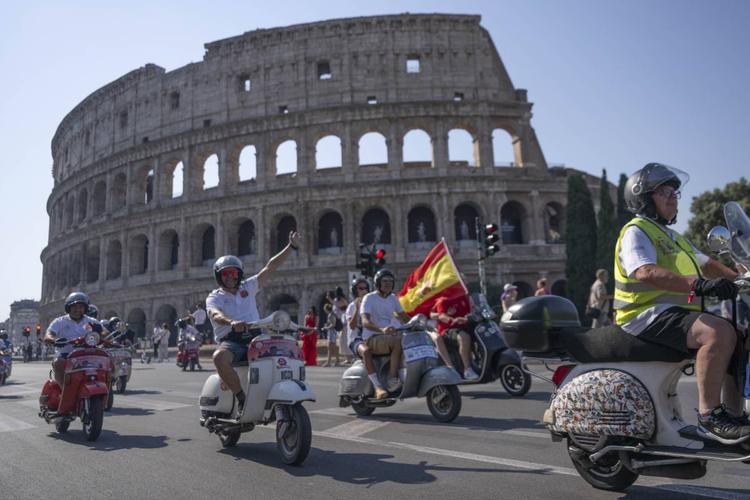 Tutte le Vespa portano a Roma dopo un viaggio lungo 80 anni