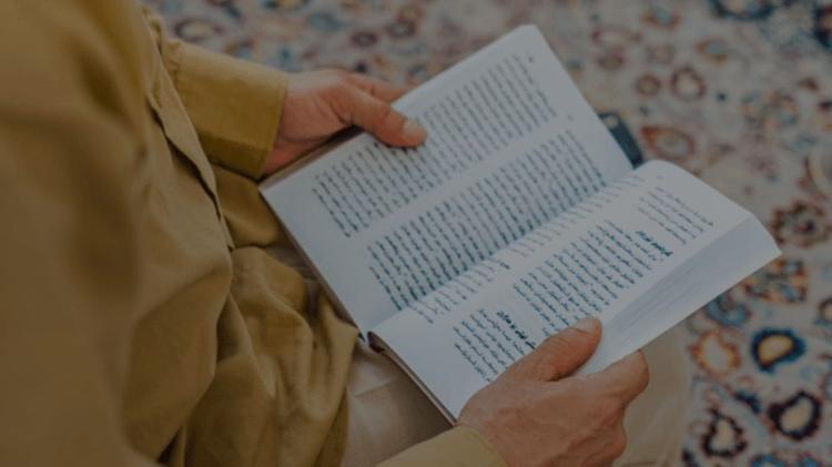 Homem que perseguia esposa cristã aceita Jesus após ler a Bíblia na Índia: ‘Deus o tocou’