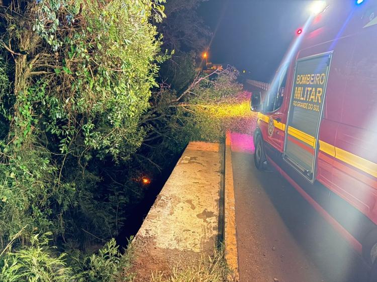 Condutor perde controle do veículo e cai na ponte do Lajeado dos Ivos