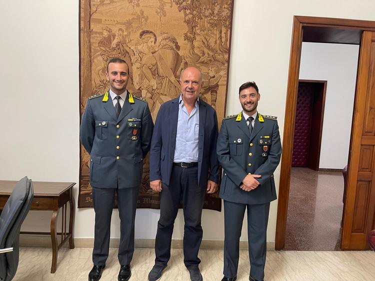 Il comandante della Guardia di Finanza Roberto Catalano saluta il sindaco Midili. Alla Compagnia di Milazzo arriva Giuseppe Franza