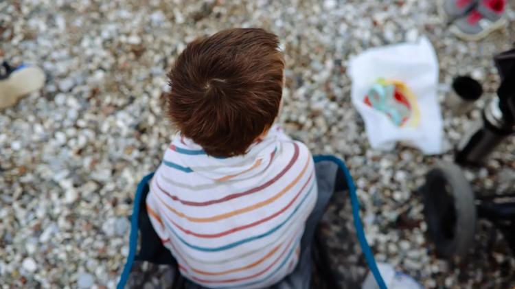 Los hijos de padres jóvenes tienen hasta diez veces más probabilidad de sufrir carencias materiales severas