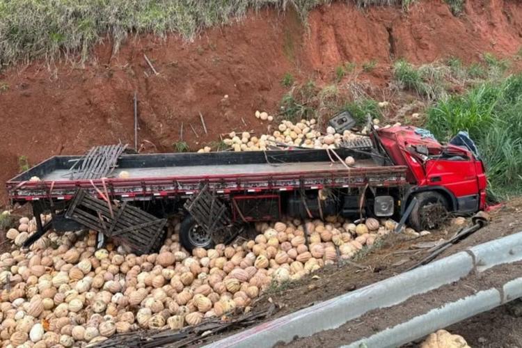 Caminhão carregado com abóboras tomba em ribanceira na BR-116, em Minas