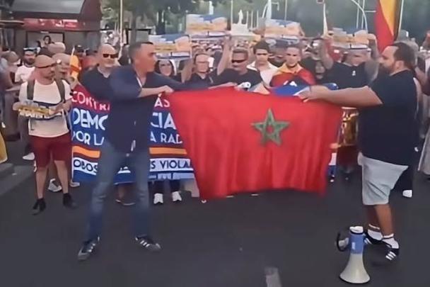 مركز للدراسات: تمزيق العلم الوطني المغربي في إسبانيا عمل عدواني وتيار يميني هامشي يقف وراء الحادث