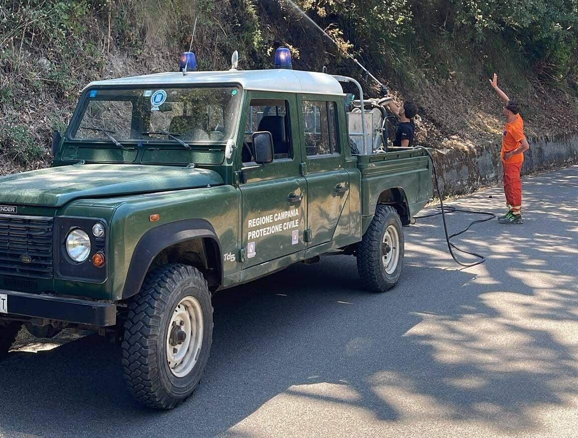 Incendio a Castellabate in località Caprarizzo: fiamme domate dalla Protezione Civile