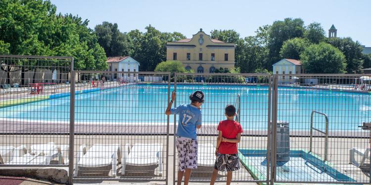 Annega di notte in una piscina comunale a Milano, indagati i tre amici