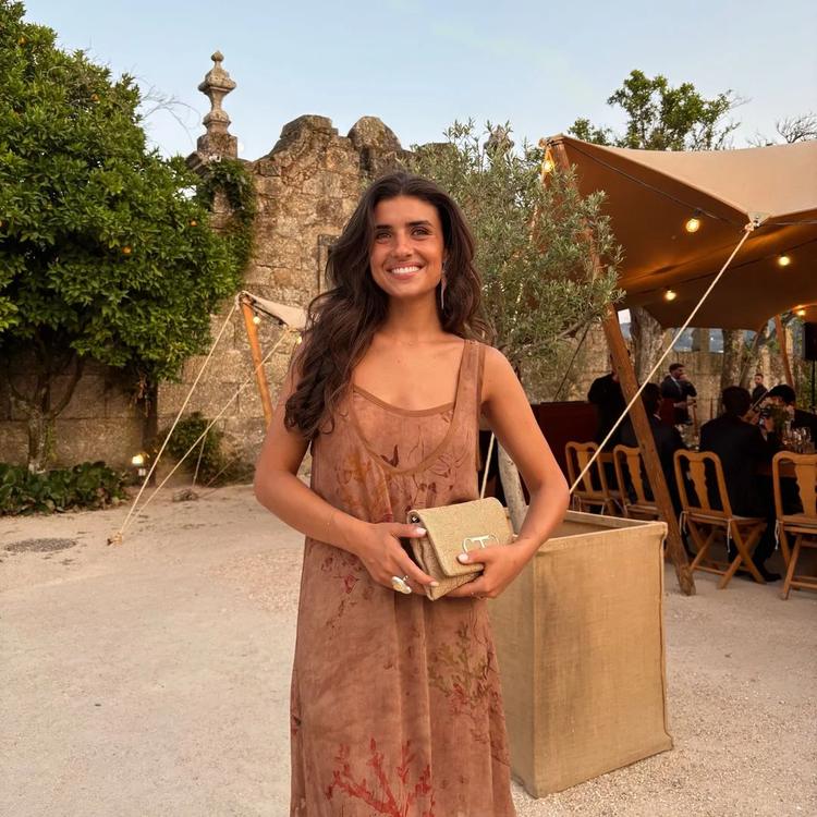 9 invitadas que han conseguido el 10 de la redacción de ¡HOLA!: colores que emanan glamour, estampados veraniegos y complementos muy románticos
