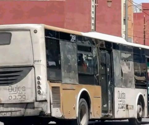 حافلة للنقل الحضري بوجدة في وضعية متدهورة تثير استياء الساكنة
