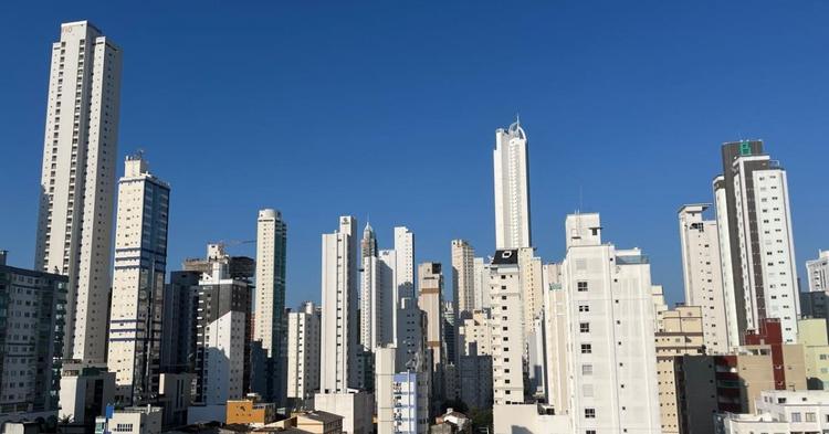 Fim de semana começa com calor e termina com mudança no tempo em Balneário Camboriú