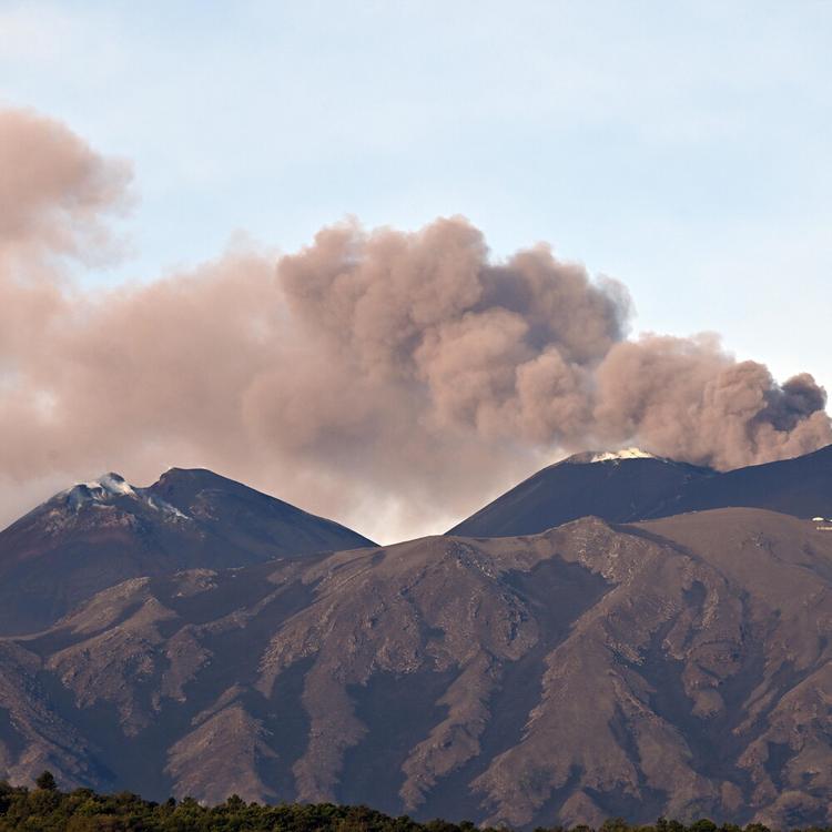 Scatta l'allerta rossa per la nube di cenere dell'Etna, voli limitati all'aeroporto di Catania