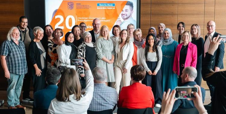  Hessischer Familienpreis 2026: Gruppenbild der Preisträgerinnen und Preisträger mit Ministerin Diana Scholz