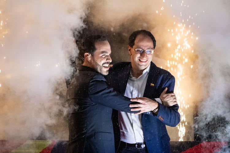 Abelardo de la Espriella y José Manuel Restrepo, durante un evento de campaña, en Cali, el 12 de marzo.