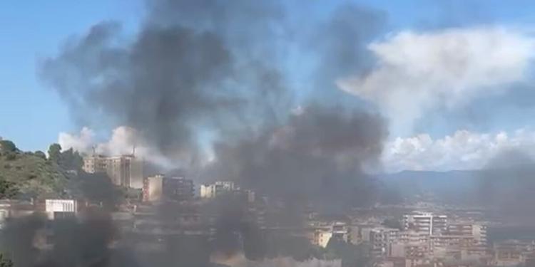 Messina, incendio davanti alla chiesa della Santissima Annunziata: le fiamme innescate dai fuochi d'artificio dopo un funerale