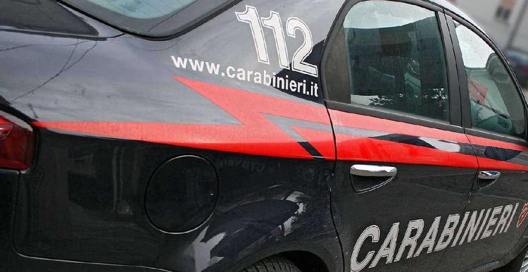 nole donna si spara alla testa