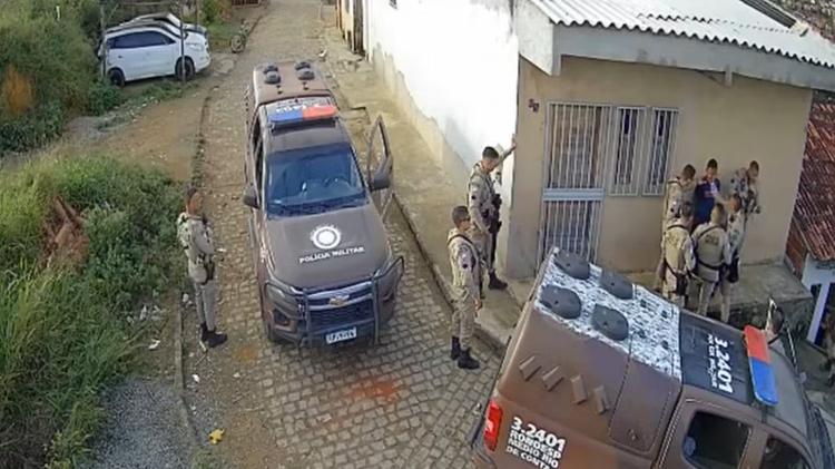 Vídeo mostra agressão contra homem durante abordagem da PM na Bahia; agente atirou em câmera de segurança para interromper gravação
